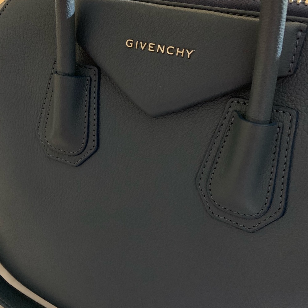 Givenchy - Picture 4 of 4